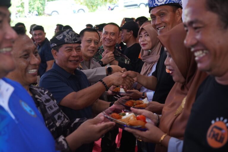 May Day 2025 di Tarakan: Gubernur Kaltara Ajak Pemerintah, Pengusaha, dan Pekerja Perkuat Semangat Kebersamaan May Day 2025 di Tarakan: Gubernur Kaltara Ajak Pemerintah, Pengusaha, dan Pekerja Perkuat Semangat Kebersamaan