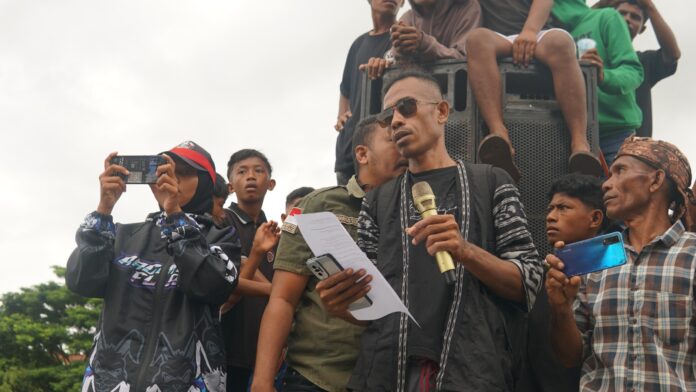 Ratusan warga Desa Tonggurambang, Kecamatan Aesesa, Kabupaten Nagekeo, yang terdiri atas forum pemuda, tokoh masyarakat, dan kelompok perempuan, menggelar aksi protes di hadapan Bupati Nagekeo, Kamis (22/1/2026).